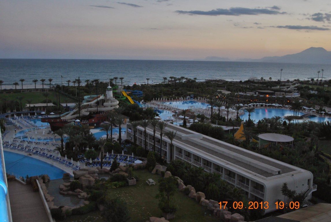 imagini hotel TITANIC LARA